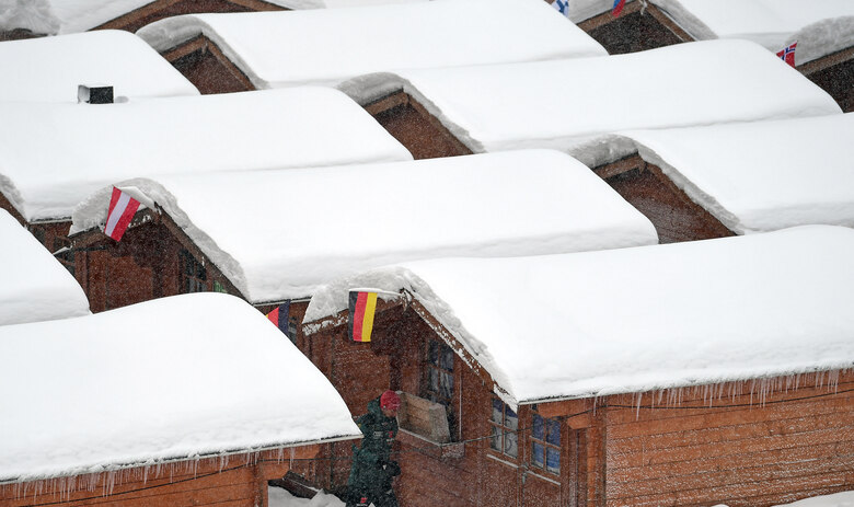 Stark beschneite Dächer im Winter.