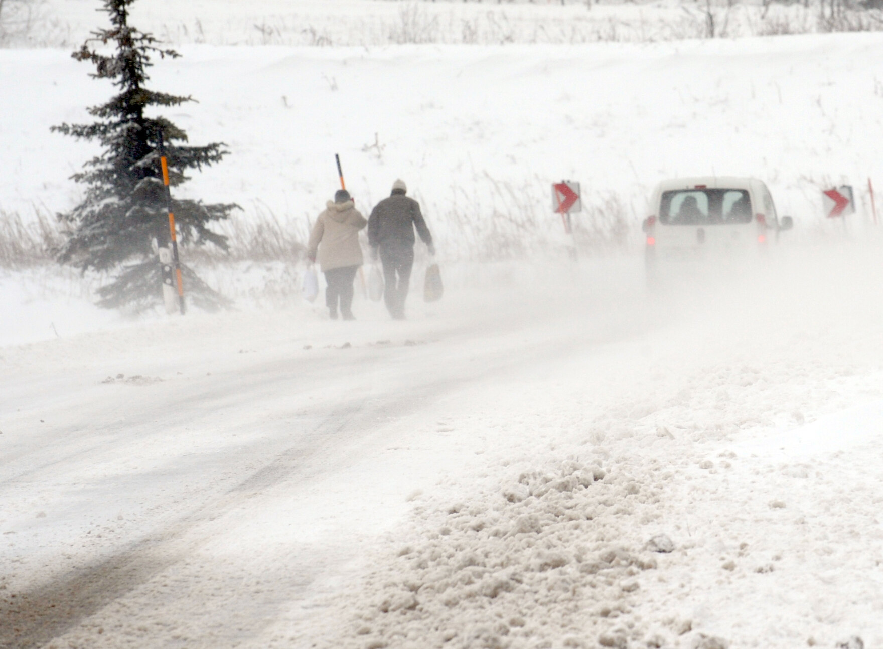 Stürmische Verwehungen auf einer verschneiten Landstraße