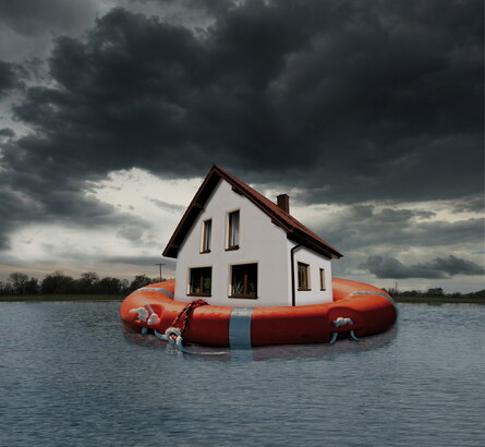 Ein Haus in einem Rettungsring, umgeben von Wasser
