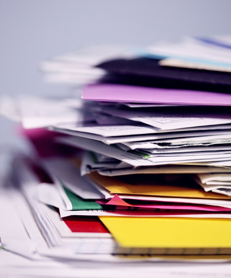 Ein Dokumentenstapel mit Dokumenten unterschiedlicher Farben.