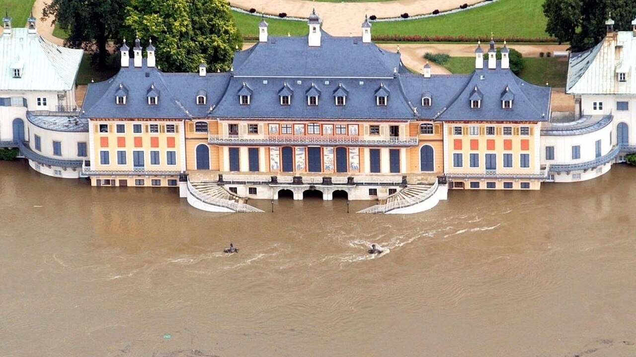 Schloss Pillnitz bei der Jahrhundertflut 2002