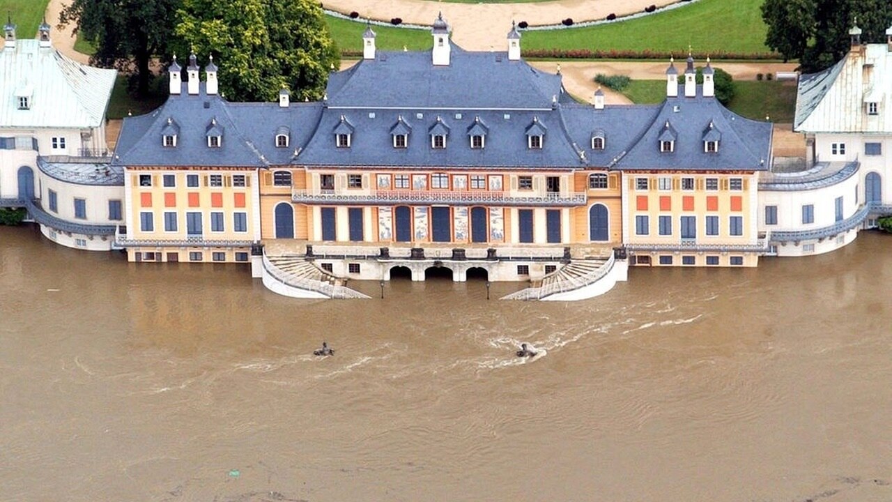 Luftaufnahme des Schloss Pillnitz zu einem Hochwasser.