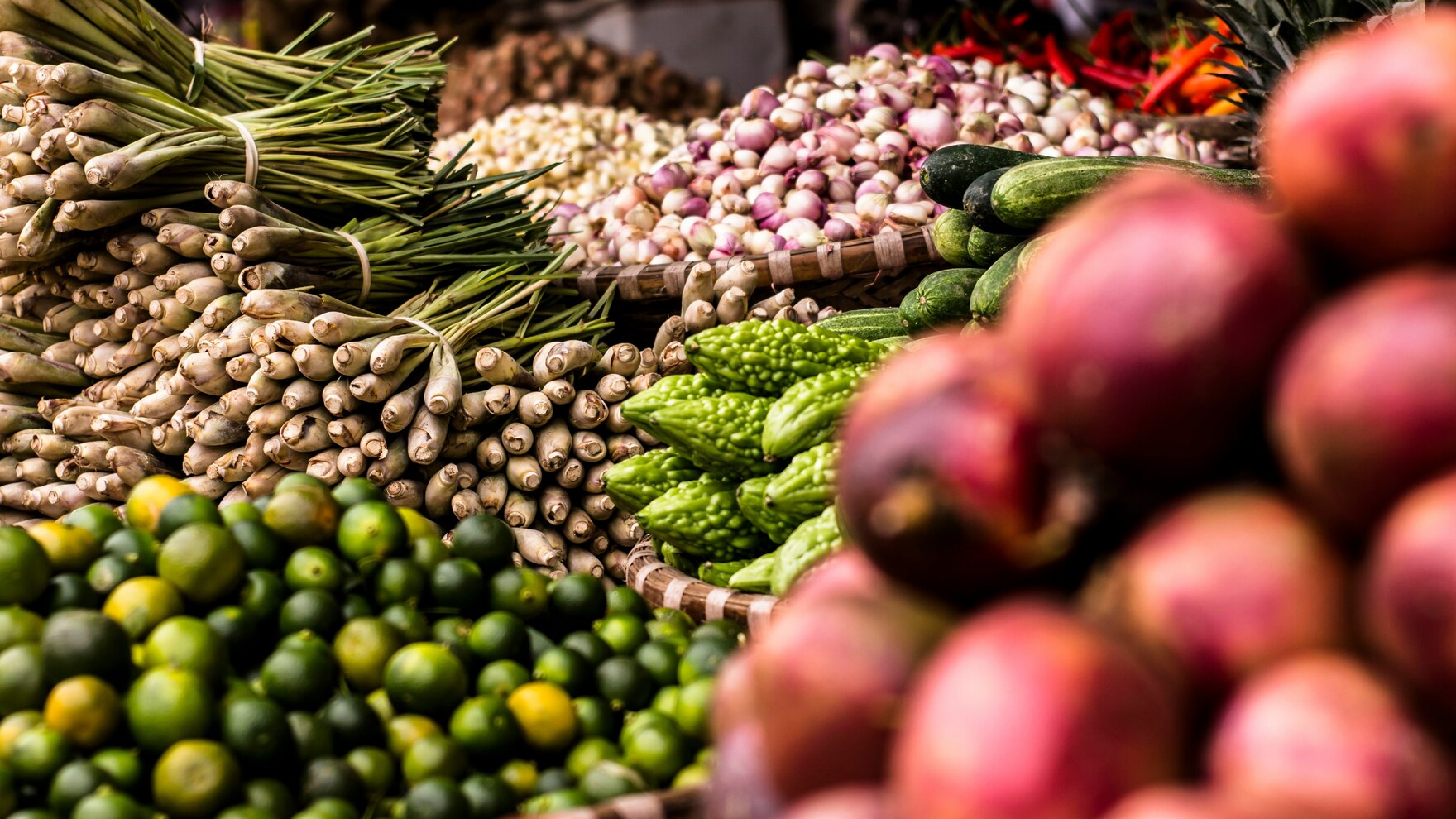 Große Mengen an aufgestapelten Obst und Gemüse.