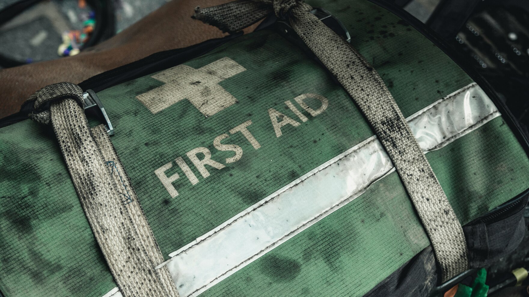 Ein Erste-Hilfe-Rucksack mit Relexionsstreifen in grüner Farbe.