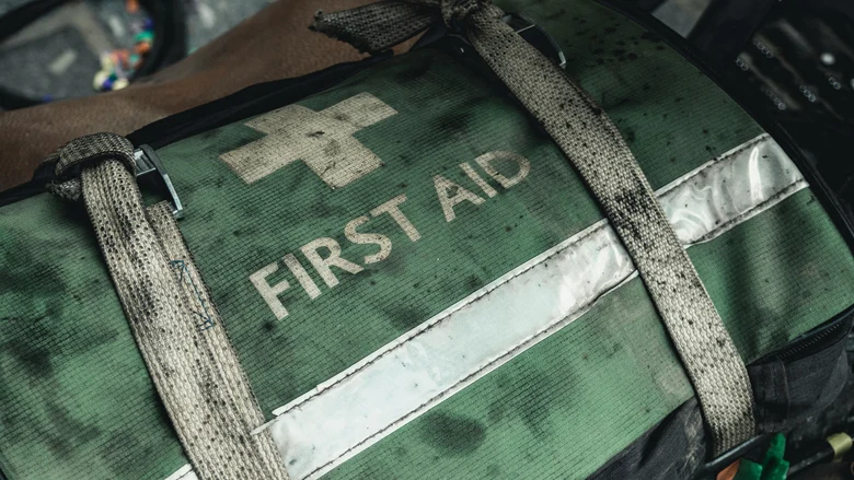 Ein Erste-Hilfe-Rucksack mit Relexionsstreifen in grüner Farbe.