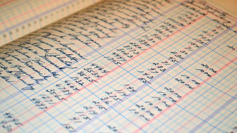 Eine Tabelle in handgeschriebener Schrift mit Zahlen.